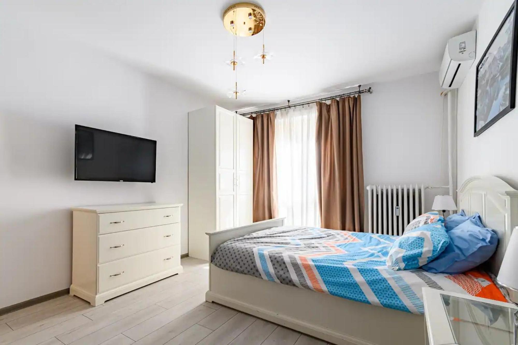 Апартаменты 10 Seconds Away From The Main Street, Free Secured Parking София Экстерьер фото
